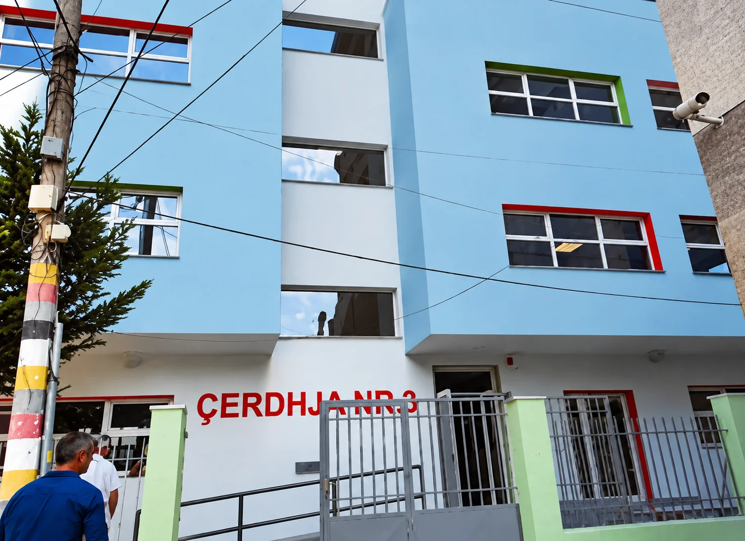 Fasada e Çerdhes Nr. 3 me vija me ngjyra rreth dritareve