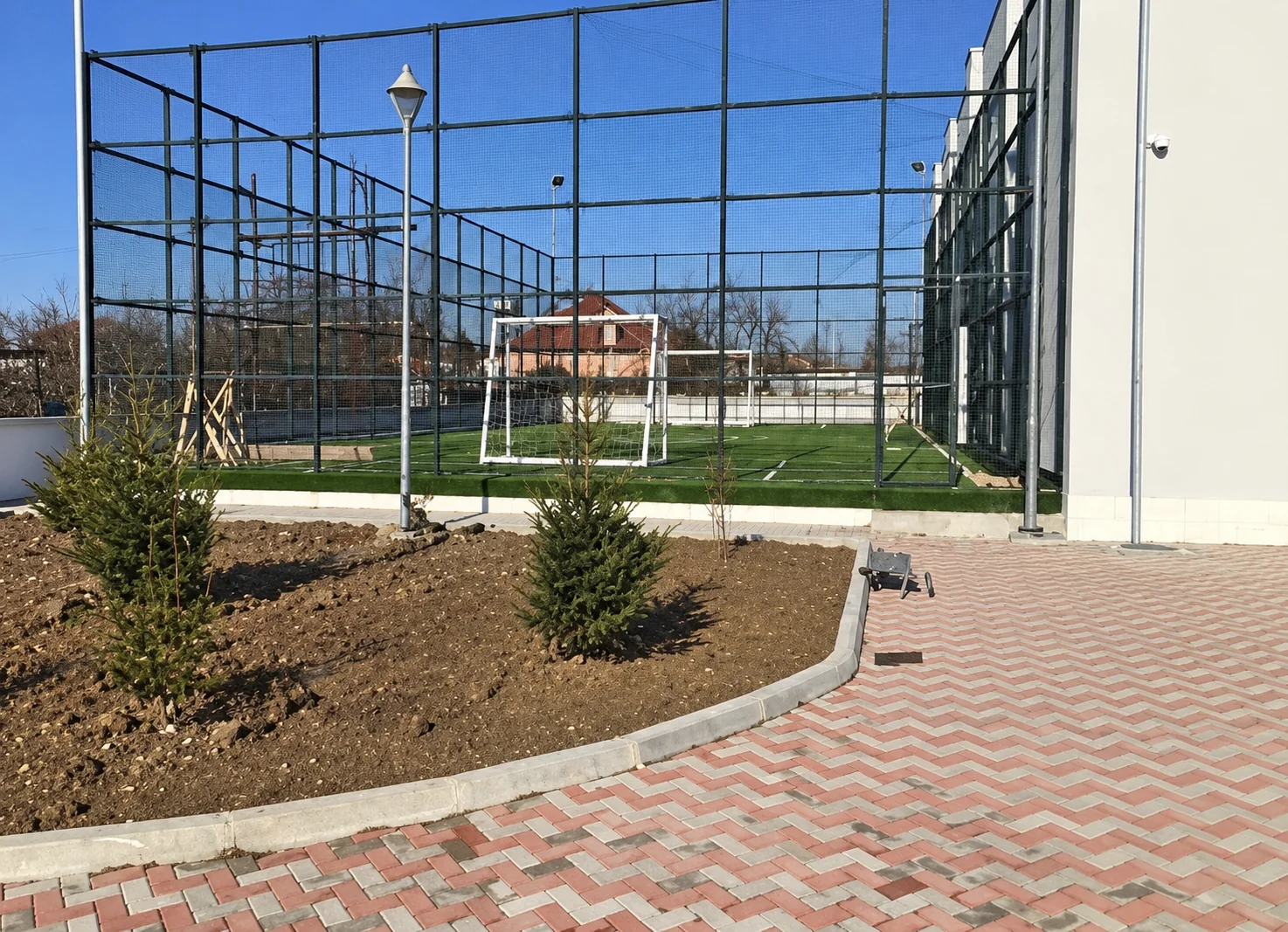 Fushë sportive pranë Gjimnazit Gjergj Kastrioti