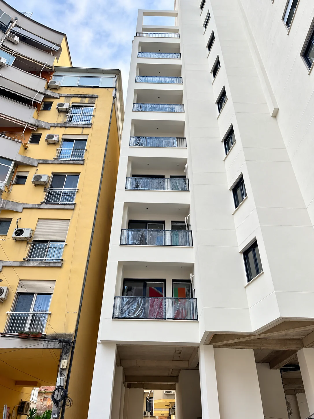 Ndërtesë banimi me ballkone në Hoxha Tasim
