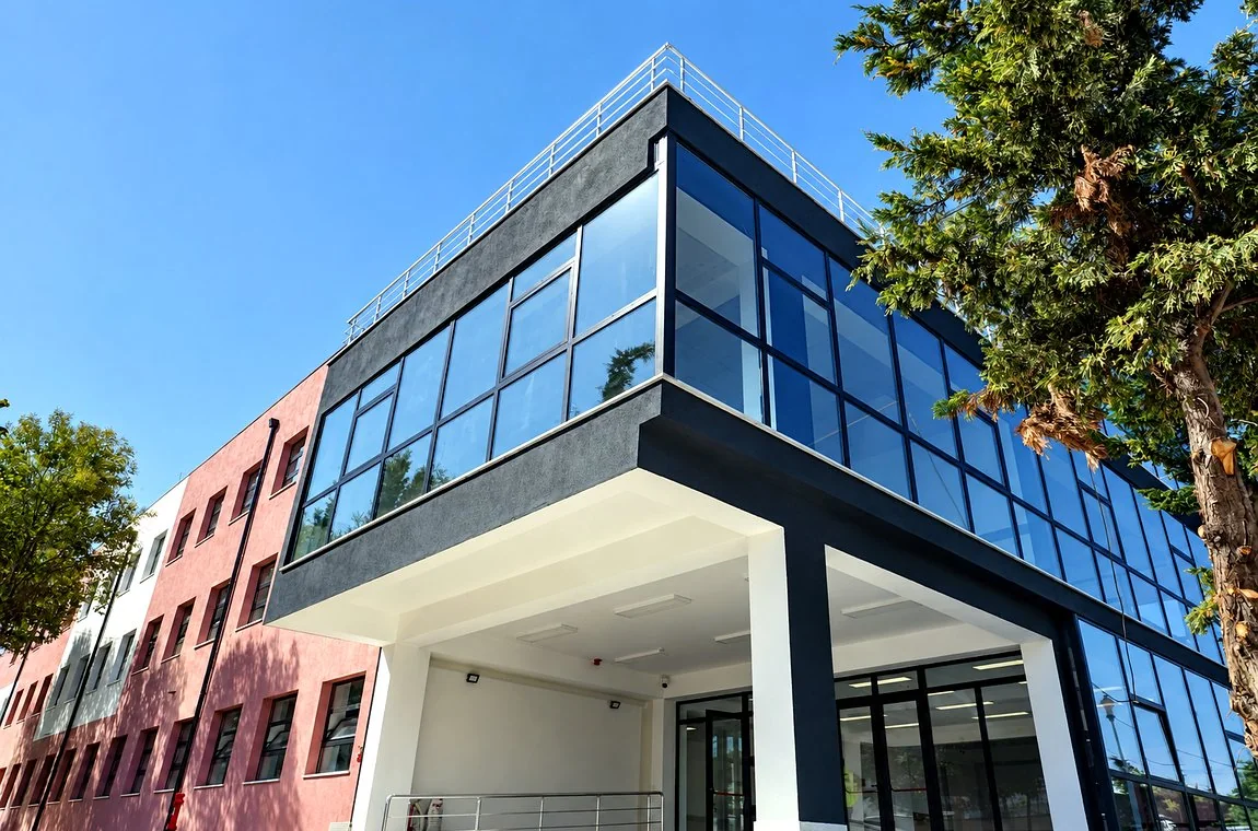 Fasada me xham dhe hyrja e Shkollës Mehmet Babamusta